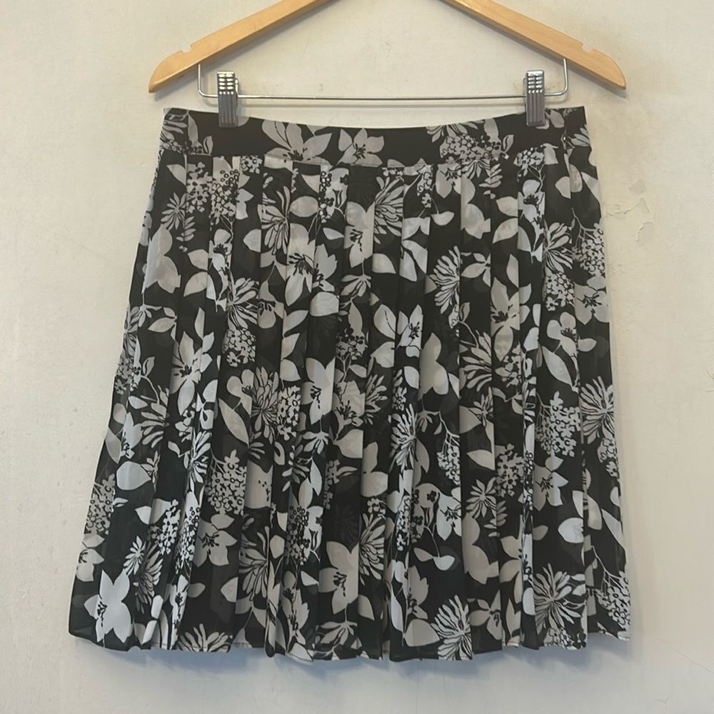 C Wonder black white floral pleated skirt Size 10 EUC
